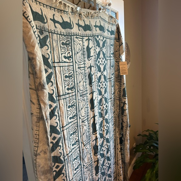 NWT: Beautiful Patterned Pashmina/Wrap by Cosmo’s - Picture 3 of 8